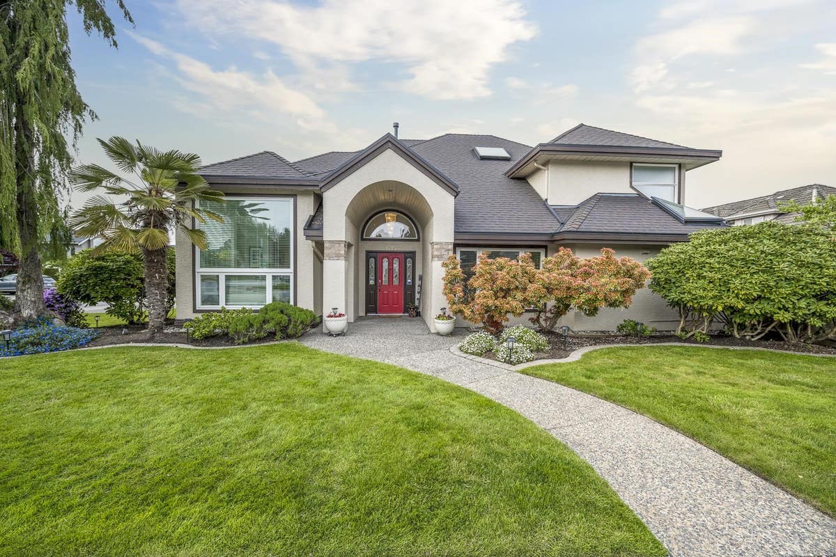 1575 SPYGLASS CRESCENT