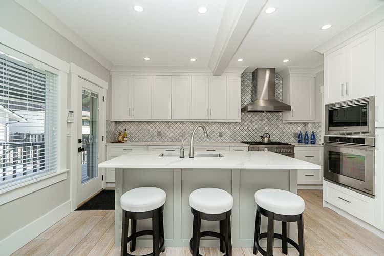 905 EDINBURGH STREET, New Westminster BC V3M 2V2