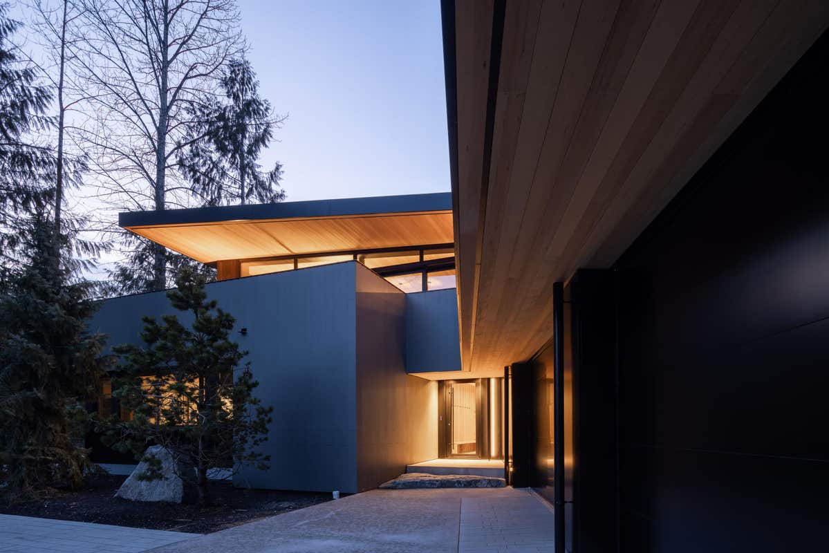 7501 AMBASSADOR CRESCENT