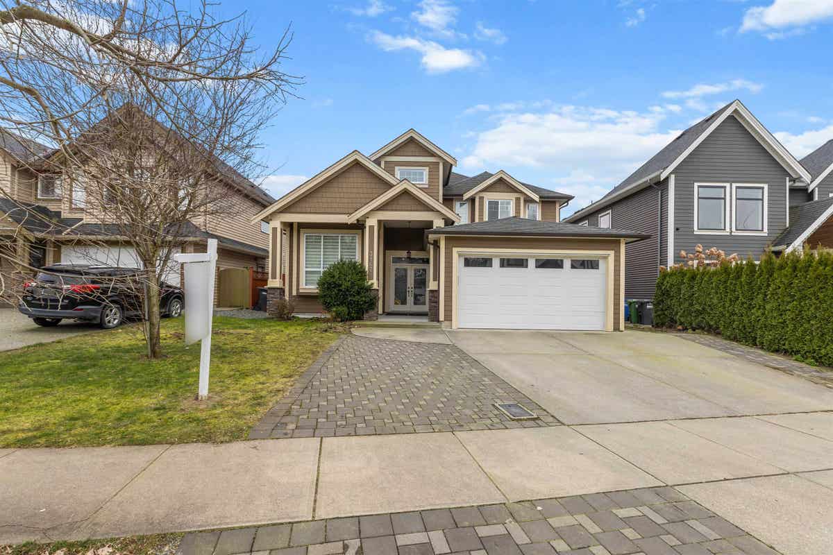 3167 Engineer Cres  