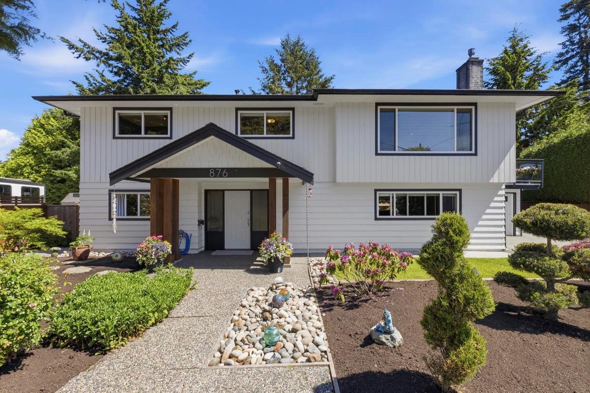 876 HARRIS PLACE