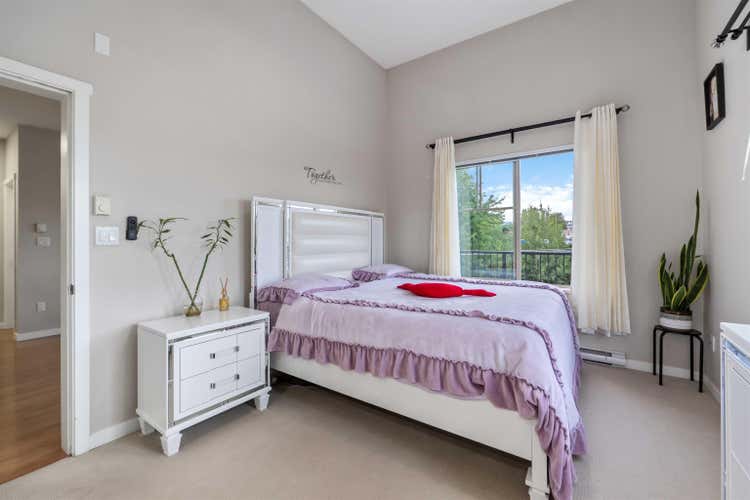 404 22290 NORTH AVENUE, Maple Ridge BC V2X 8Z8