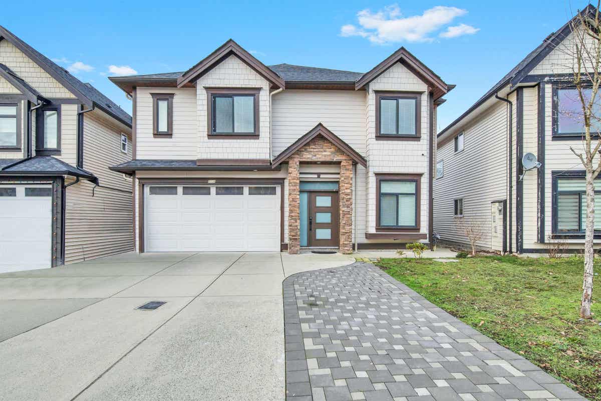 3176 Engineer Cres  