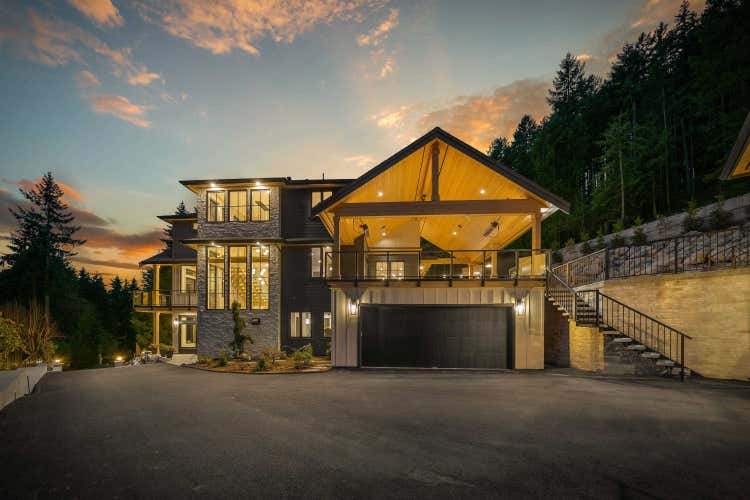 135 OAK COURT, Anmore BC V3H 4W9