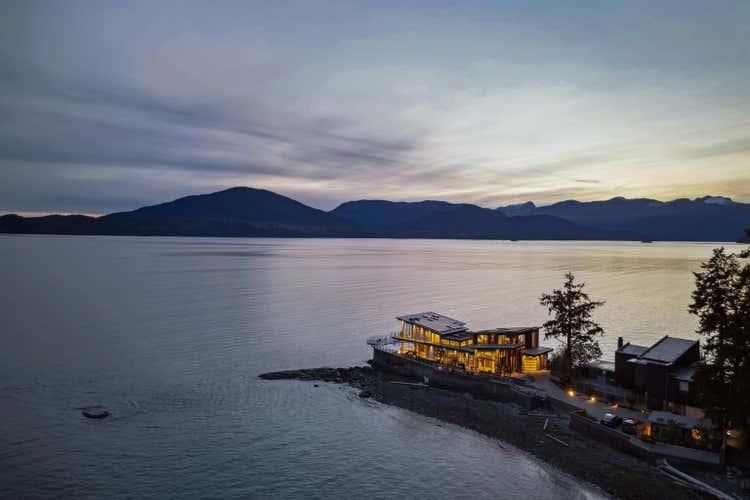 15 BRUNSWICK BEACH ROAD, Lions Bay BC V0N 2E0