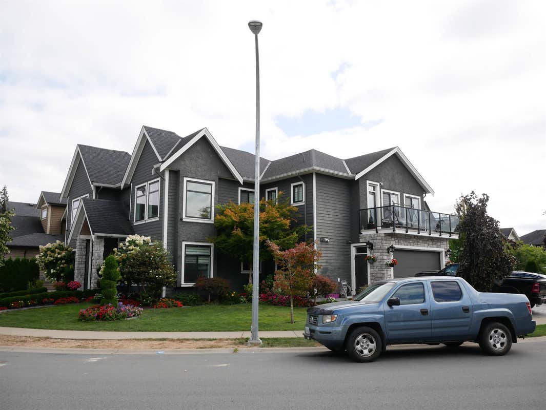 3171 Engineer Cres  