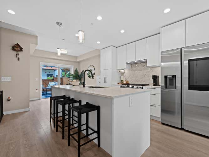 161 565 E 2ND STREET, North Vancouver BC V7L 1E1