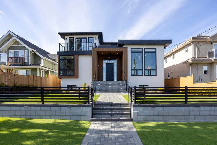 8093 14TH AVENUE, Burnaby BC V3N 2B5