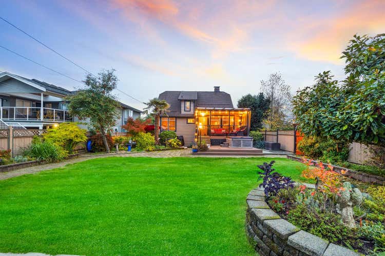 402 E 13TH STREET, North Vancouver BC V7L 2M1