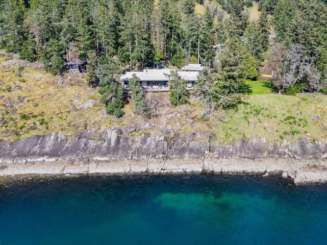 1369 MACKINNON ROAD, Pender Island BC V0N 2M1