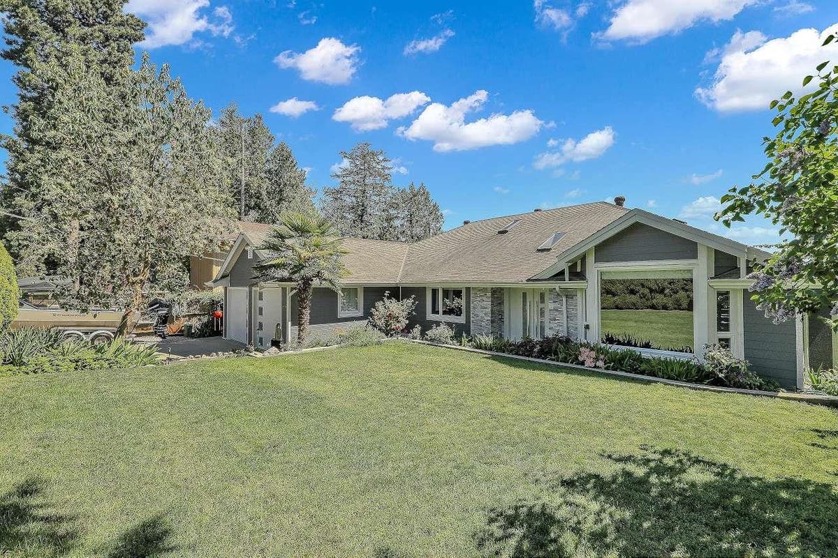 7811 REDROOFFS ROAD