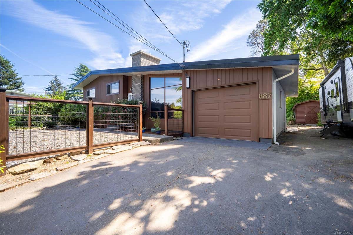 887 CLARKE RD W