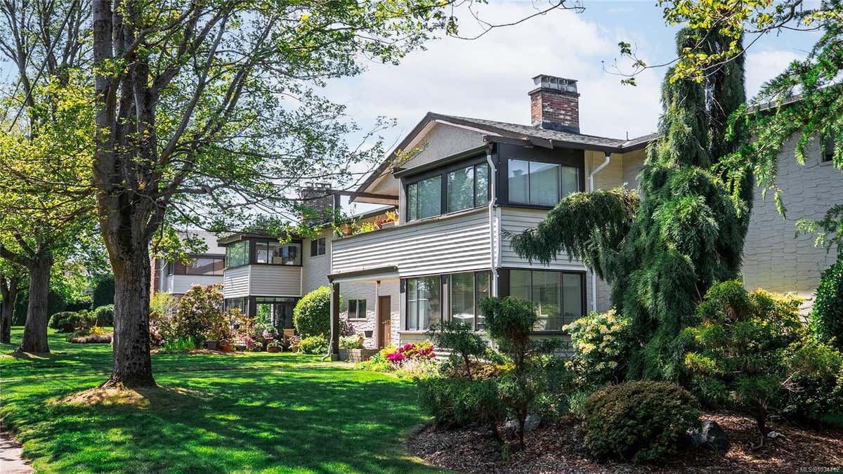 403-3170 IRMA ST, VICTORIA, BC V9A 1S8, photo 1