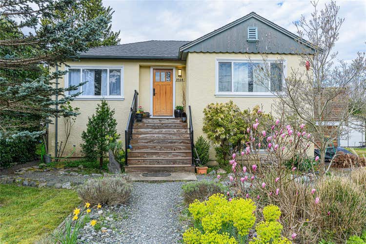 3938 Winton St, Saanich BC V8P 3L3