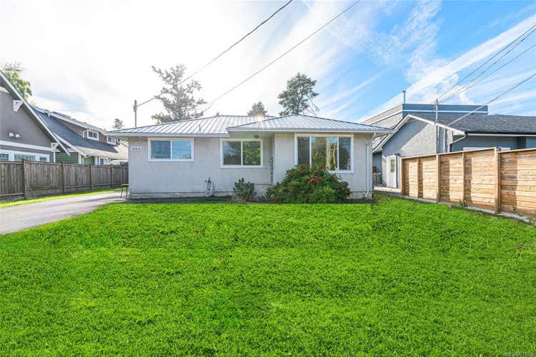 10142 Resthaven Dr, Sidney BC V8L 3G7