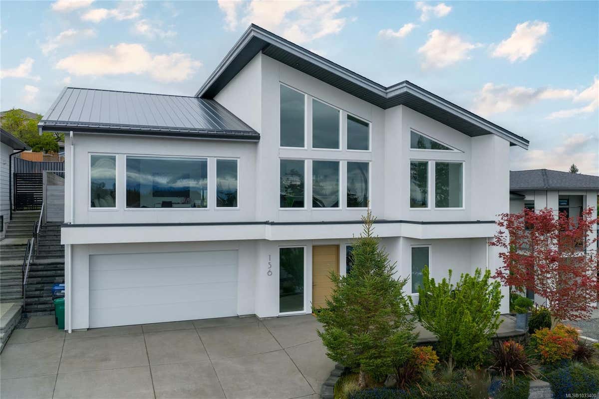 156 GOLDEN OAKS CRES