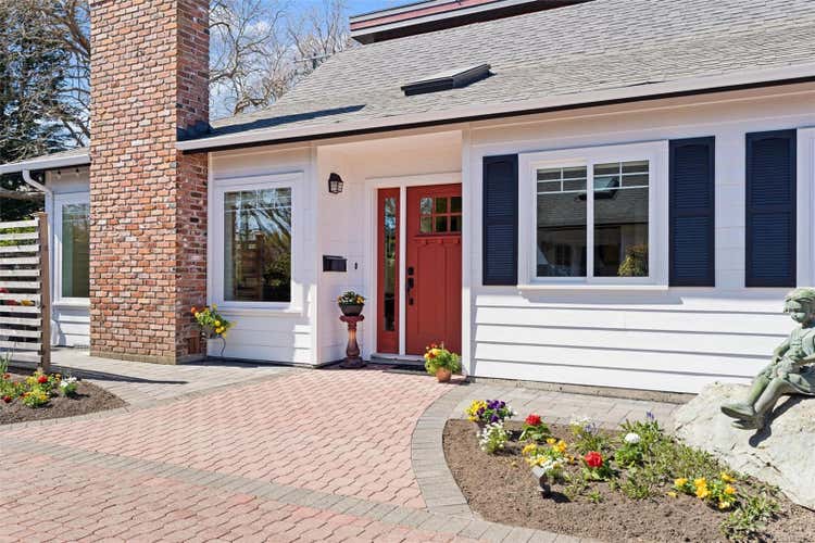 2590 Sinclair Rd, Saanich BC V8N 1B9