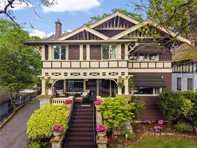 1069 Joan Cres, Victoria BC V8S 3L3