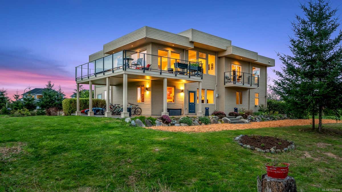 3389 RHYS RD