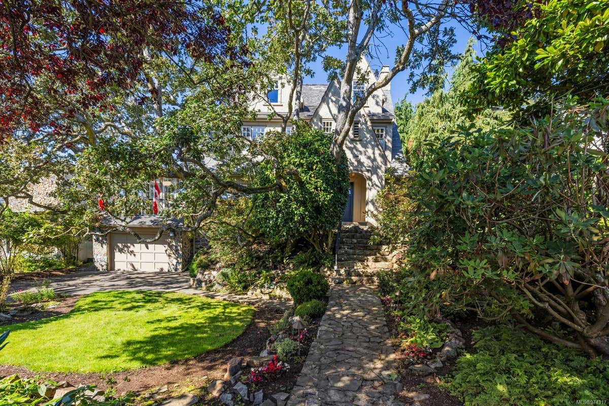 1350 Rockland Ave, Victoria BC V8S 1V8, Victoria, BC V8S 1V8 House For