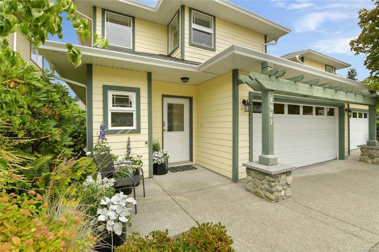 1967 POLO PARK Crt, Central Saanich BC V8M 2K1