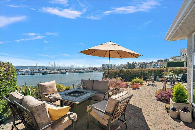 10007 Third St, Sidney BC V8L 3B1