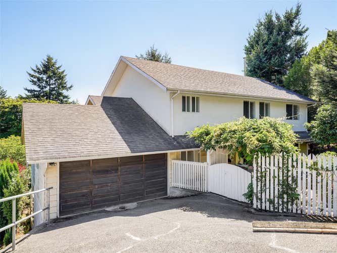 5255 Hanover Pl, Saanich BC V8Y 2C7
