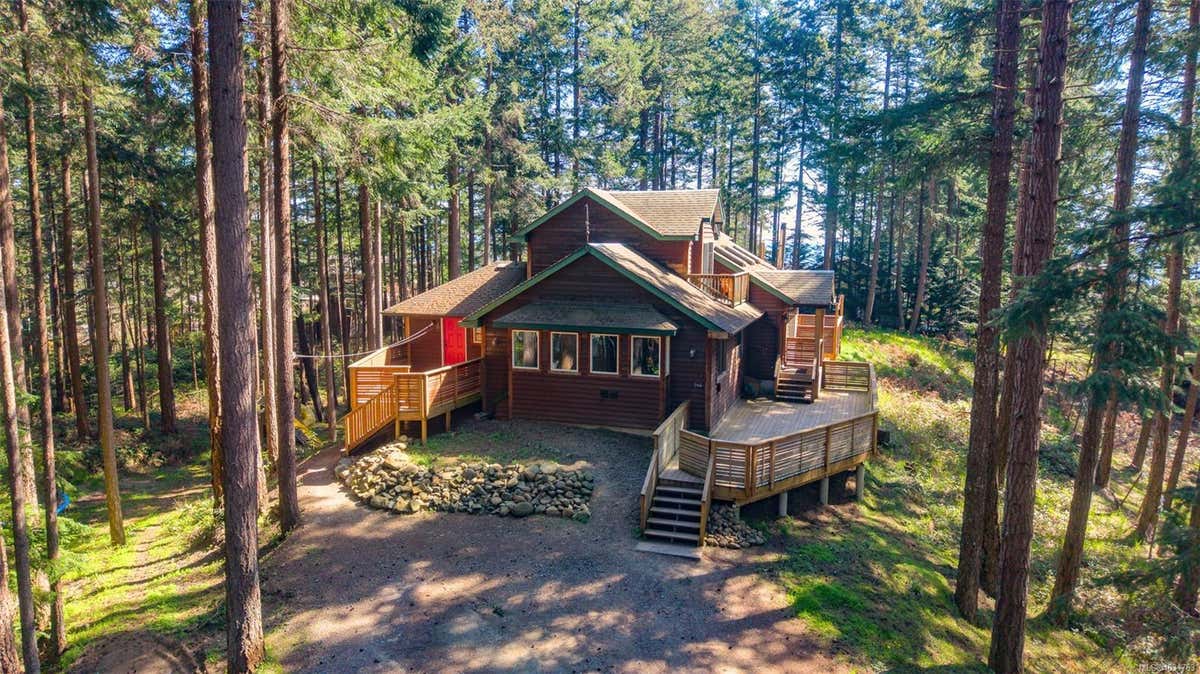 546 & 548 KINNIKINIK WAY