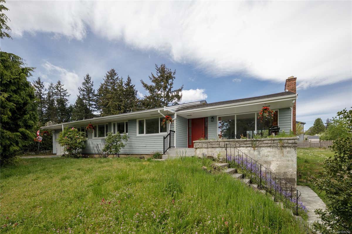 2555 Departure Bay Rd  