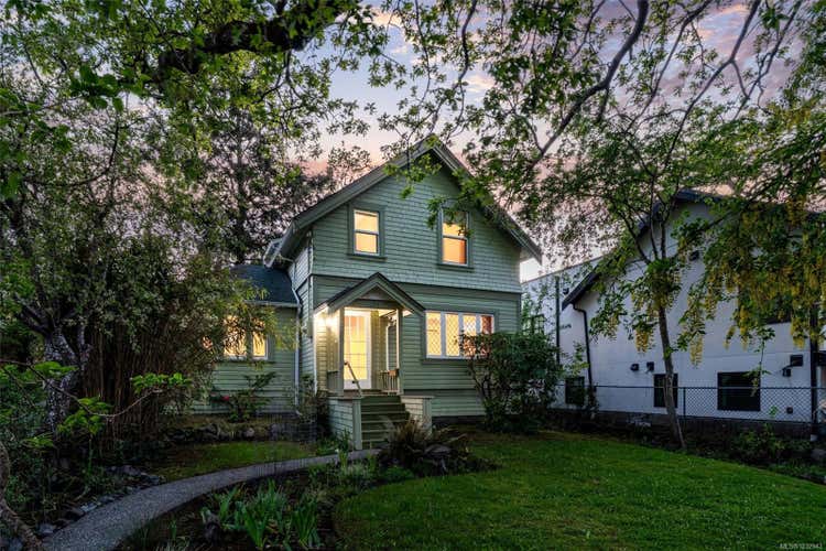 1274 Hewlett Pl, Oak Bay BC V8S 4P7