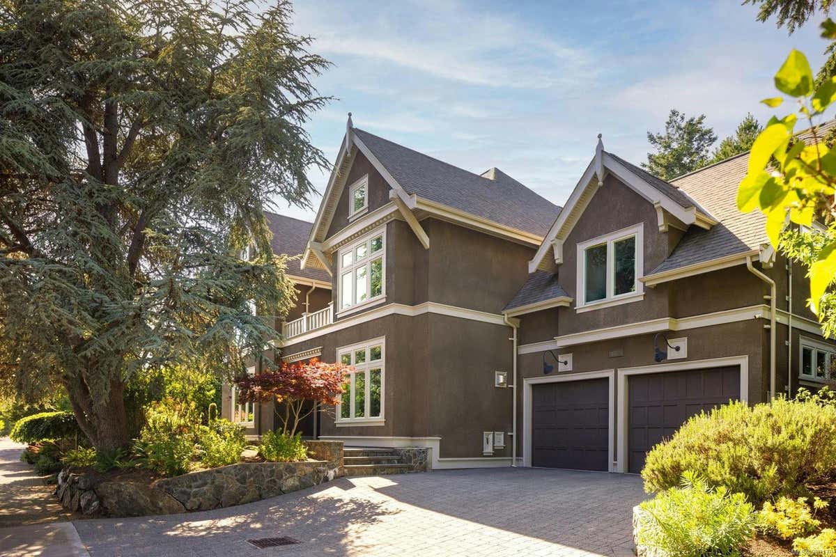 1568 Montgomery Ave, Victoria BC V8S 1T6, Victoria, BC V8S 1T6 House