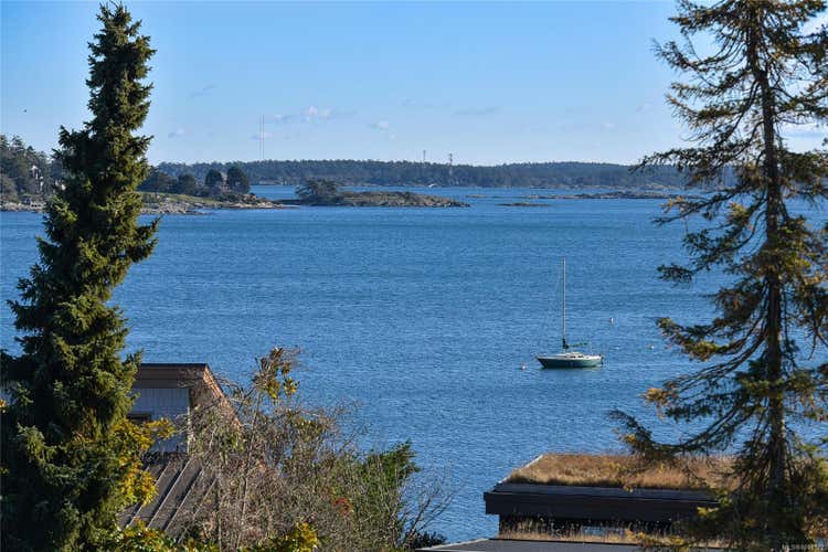 2723 Hibbens Close, Saanich BC V8R 3T2