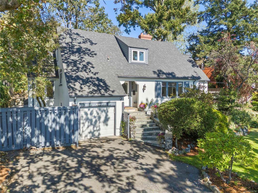 1020 Burnside Rd W, Saanich BC V8Z 1N3, Saanich, BC V8Z 1N3 House For