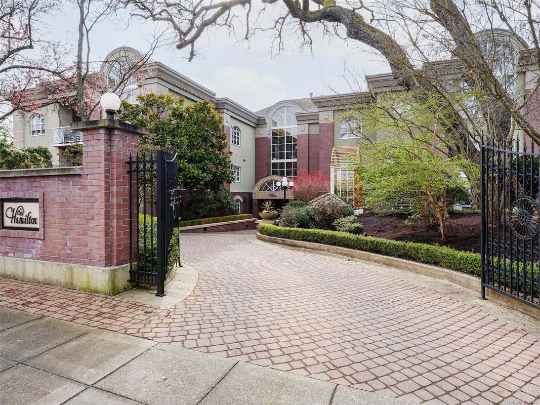 207-2277 OAK BAY AVE