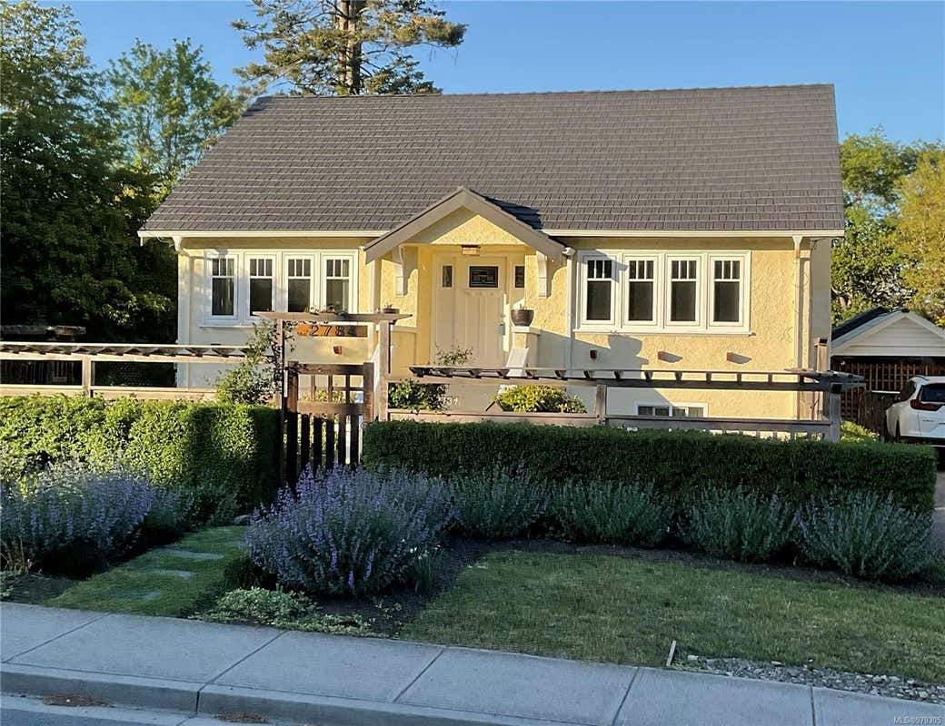 2784 Thompson Ave, Oak Bay BC V8R 3K8, Oak Bay, BC V8R 3K8 House For