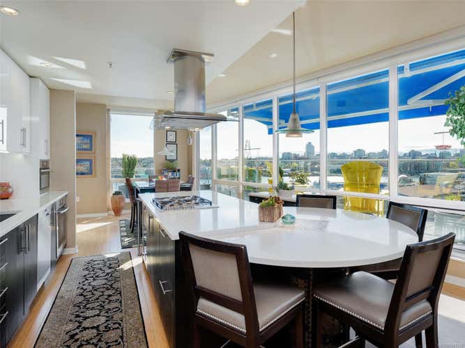 399 Tyee Rd # 704, Victoria BC V9A 0A8