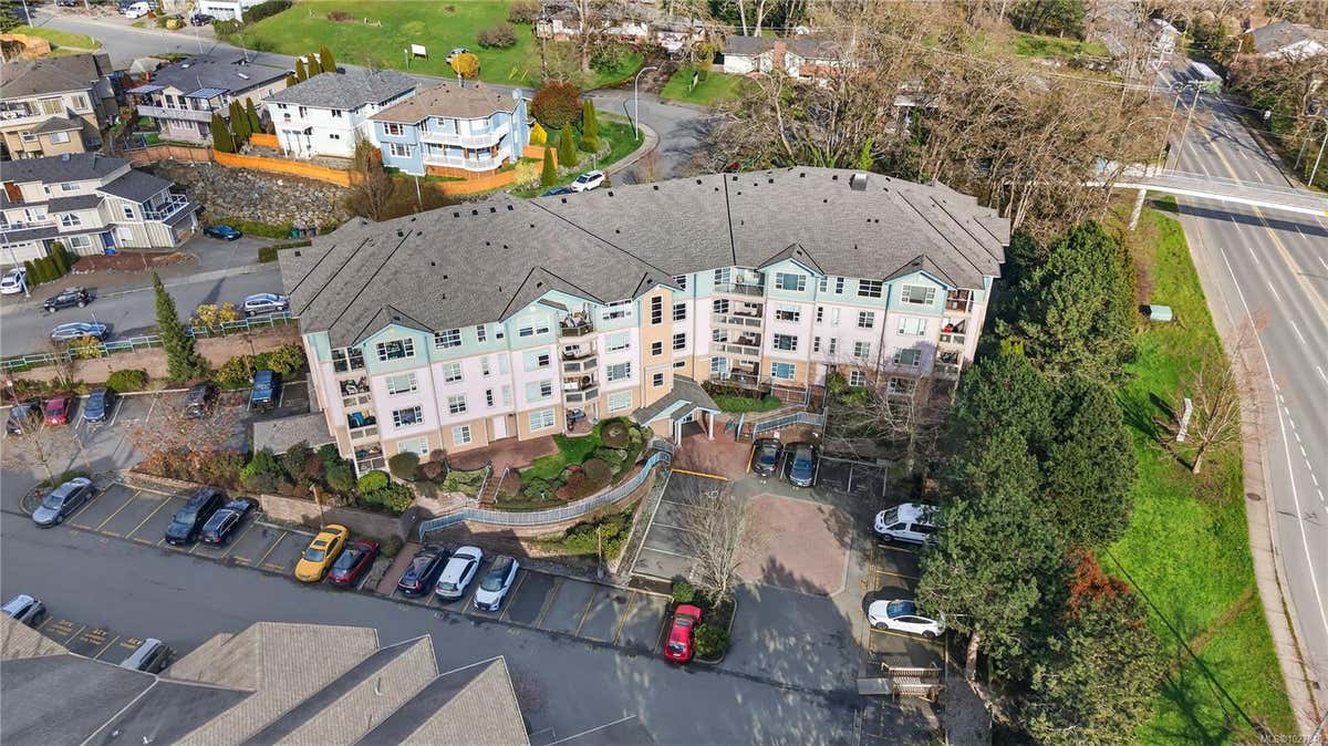 204-799 BLACKBERRY RD, SAANICH, BC V8X 5J3, photo 1