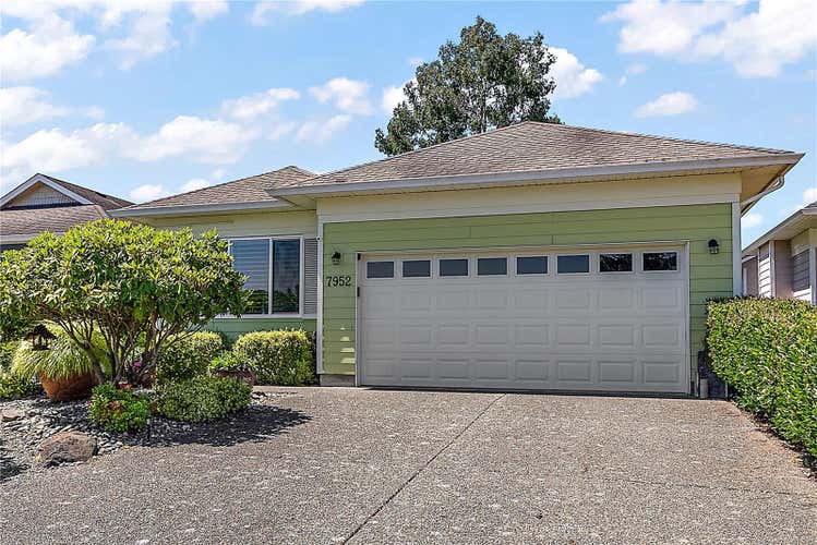 7952 Polo Park Cres, Central Saanich BC V8M 2J4