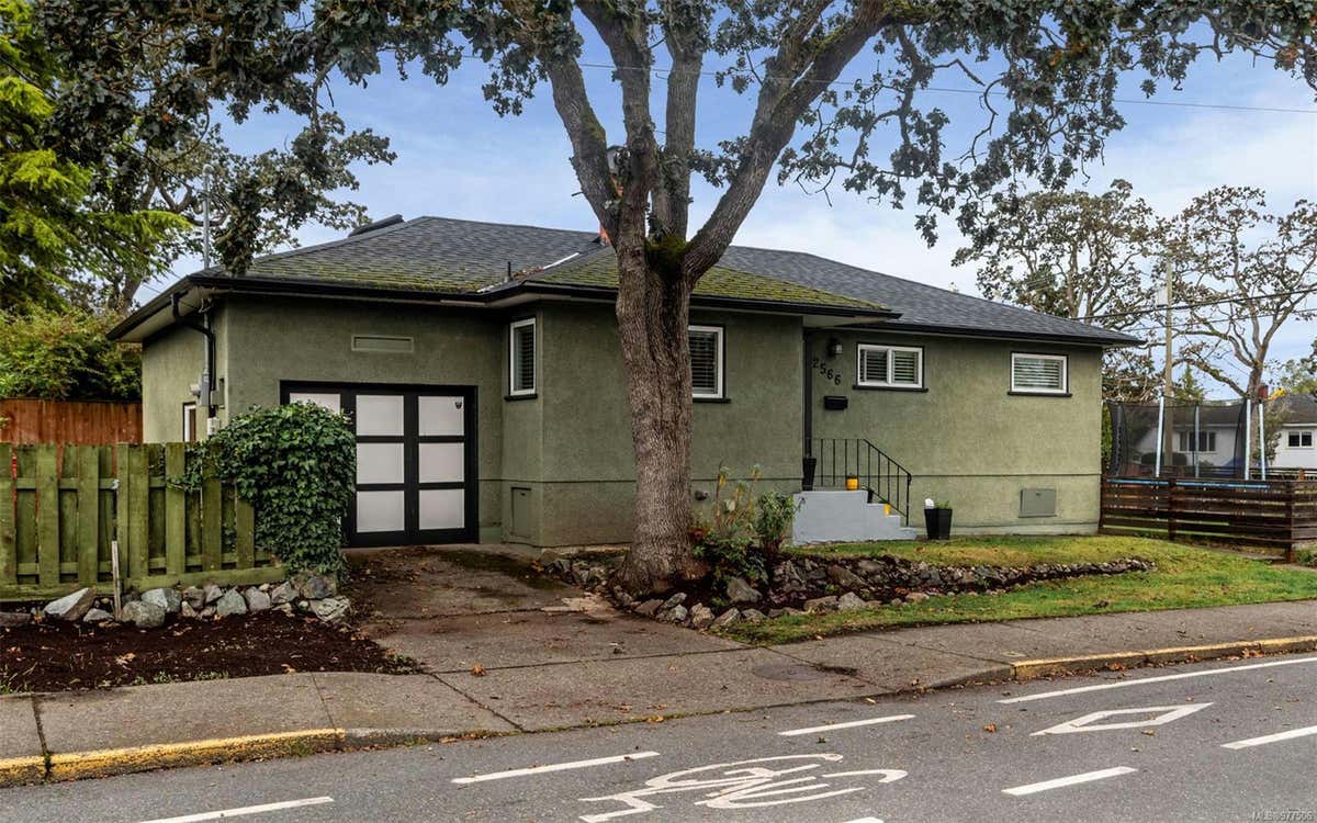 2566 Shelbourne St, Victoria BC V8R 4L5, Victoria, BC V8R 4L5 House For
