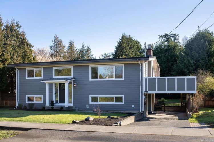 4125 Douglas St, Saanich BC V8X 0A5