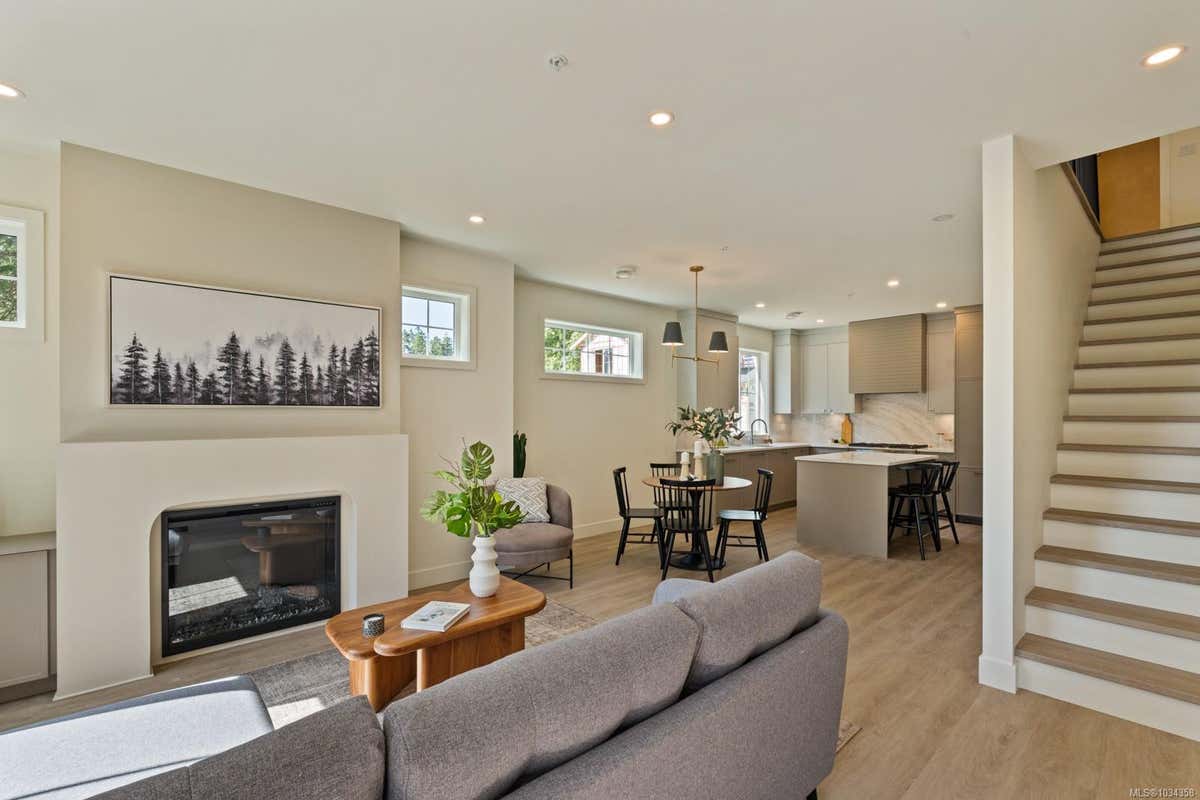 206-2770 VANTILBURG CRES