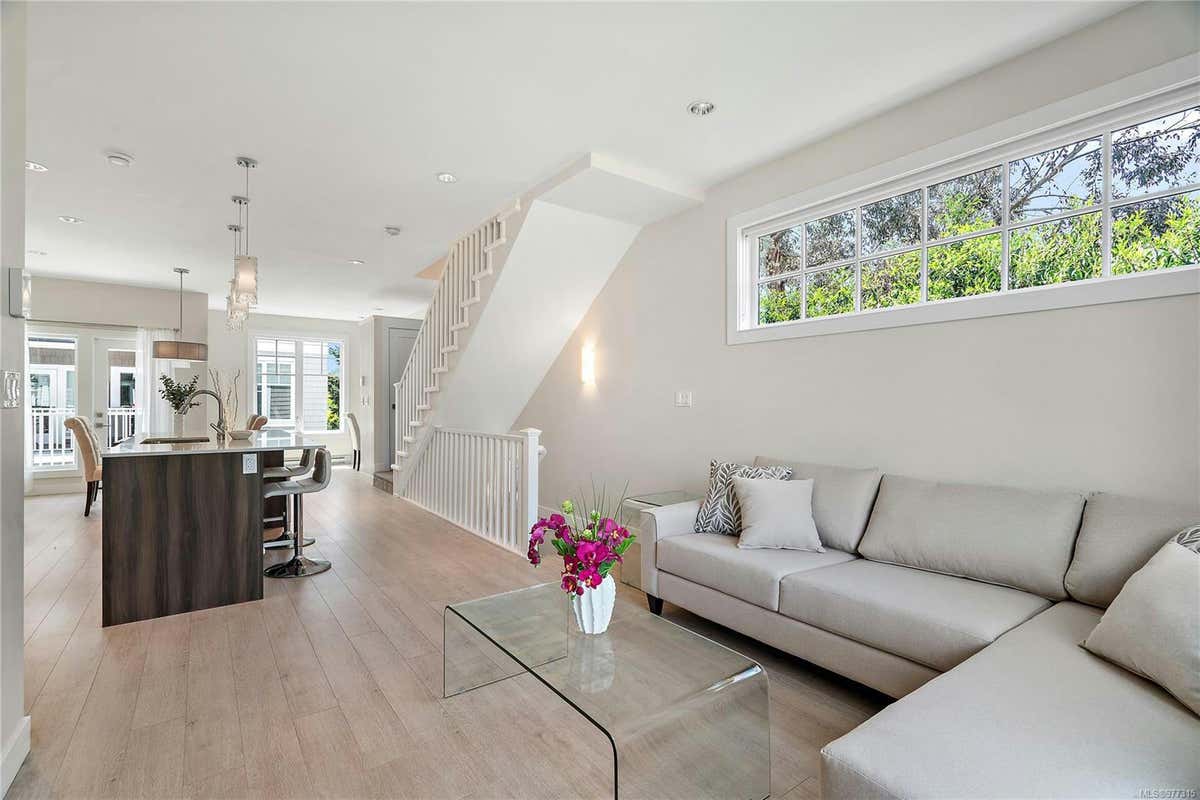 2638 Shelbourne St 7, Victoria BC V8R 4L9, Victoria, BC V8R 4L9