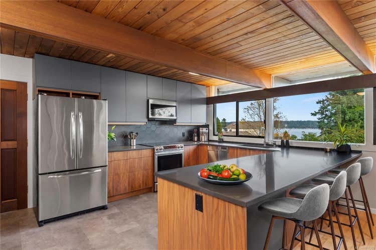 141 Thulin St, Campbell River BC V9W 2K4