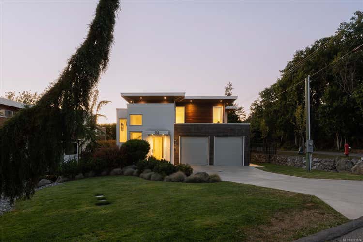 52 Maquinna St, Oak Bay BC V8S 2J4