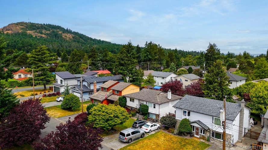 1616 Agnew Ave, Saanich BC V8N 5M6