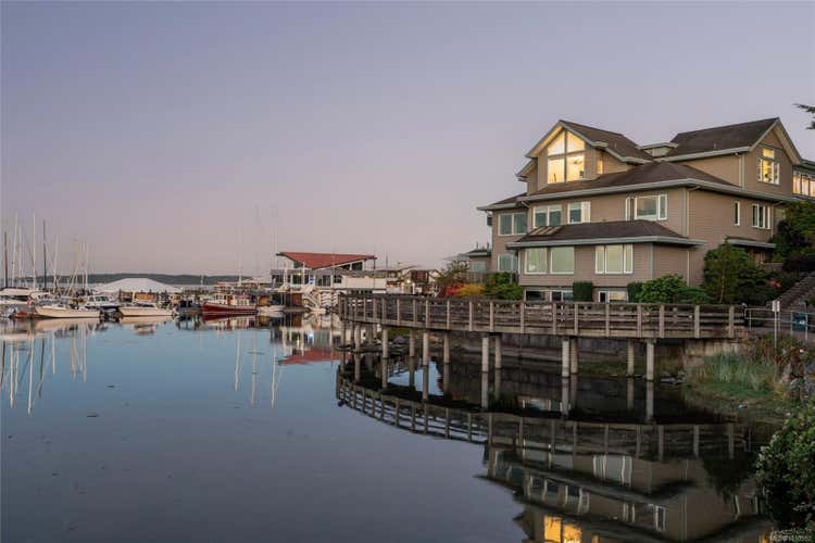 9885 Second St # 4, Sidney BC V8L 3C7